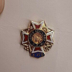 vtg Ladies Auxiliary VFW 5 yrs years bar back lapel pin - red white blue enamel